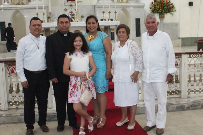 La familia del sacerdote Jarvy Sierra, Olga Aguilar, Idaly Moreno, la niña Gabriela Collazos y Humberto Perdomo.